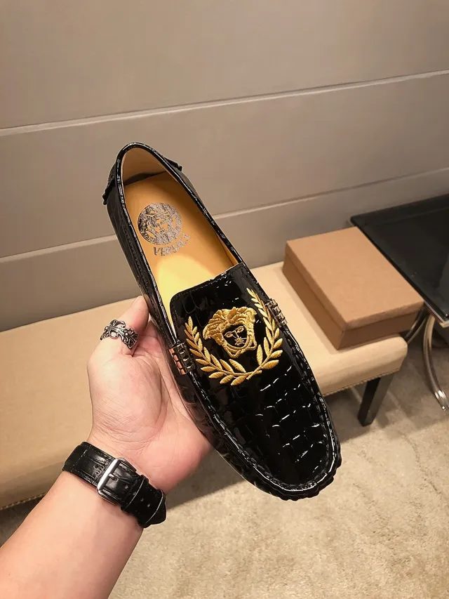 Versace Noir Doré Cuir Verni Embossé Crocodile Accents Métalliques Côtés Mocassin 5