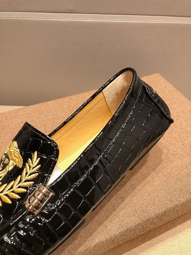 Versace Noir Doré Cuir Verni Embossé Crocodile Accents Métalliques Côtés Mocassin 6