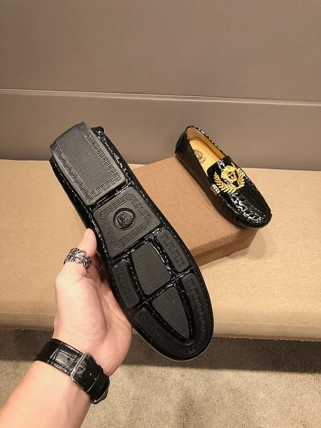 Versace Noir Doré Cuir Verni Embossé Crocodile Accents Métalliques Côtés Mocassin 7