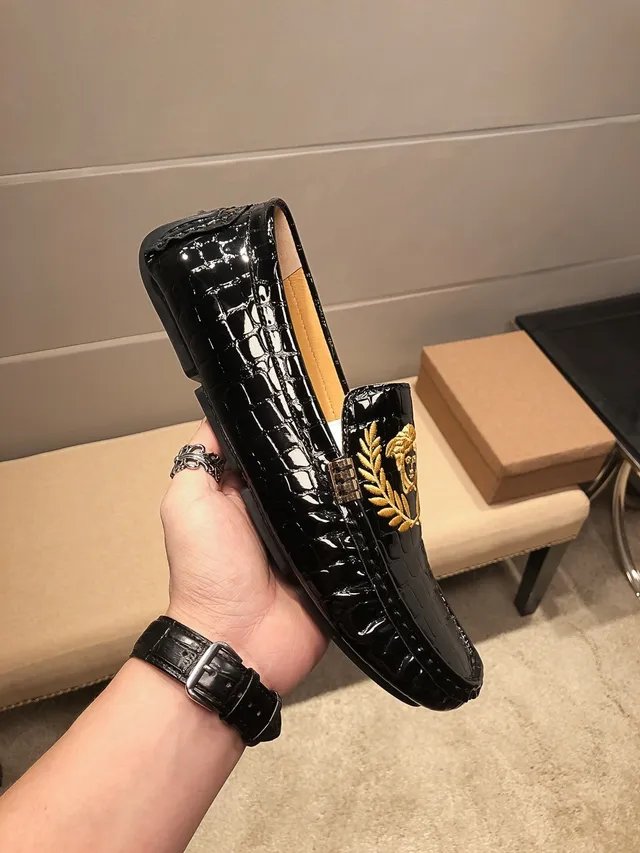 Versace Noir Doré Cuir Verni Embossé Crocodile Accents Métalliques Côtés Mocassin 9