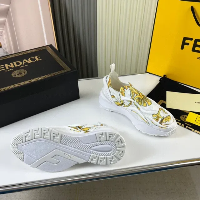 Versace Chain Reaction Baroque Print سنيكرز بيضاء سميكة 2