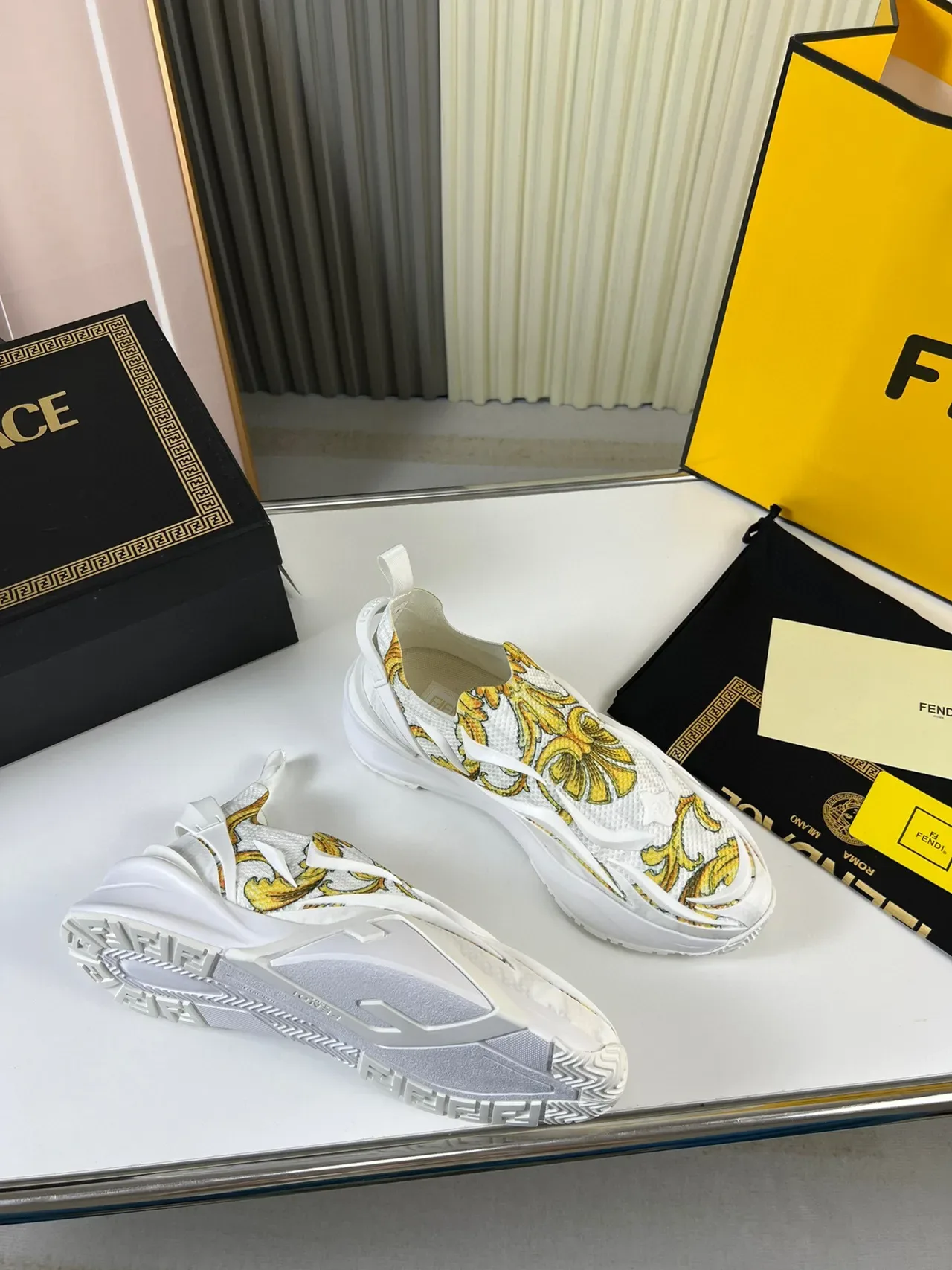 Versace Chain Reaction Baroque Print سنيكرز بيضاء سميكة 3