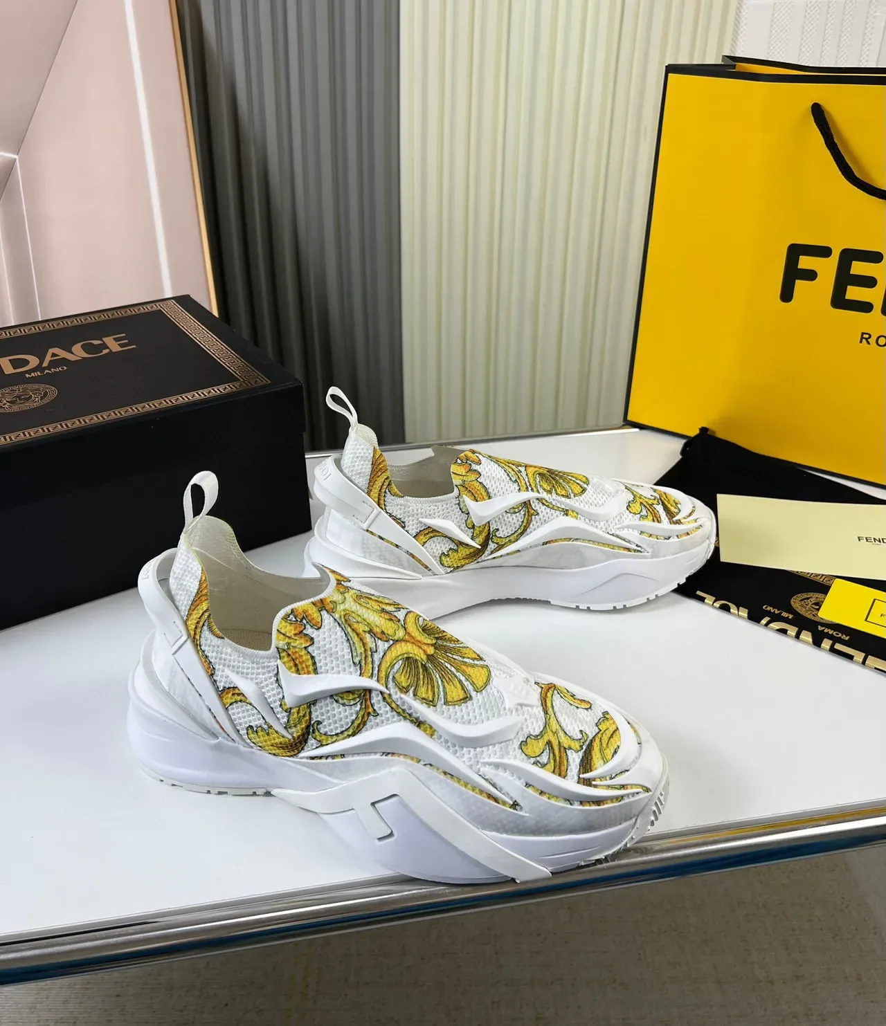 Versace Chain Reaction Baroque Print سنيكرز بيضاء سميكة 8