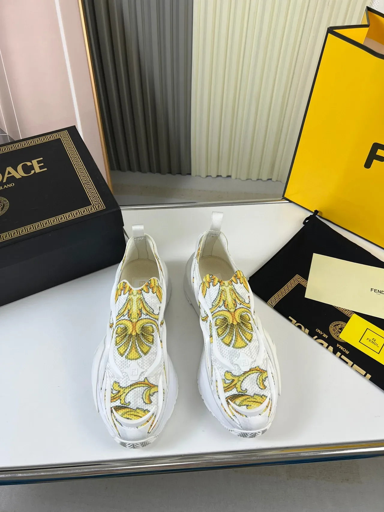 Versace Chain Reaction Baroque Print سنيكرز بيضاء سميكة 9
