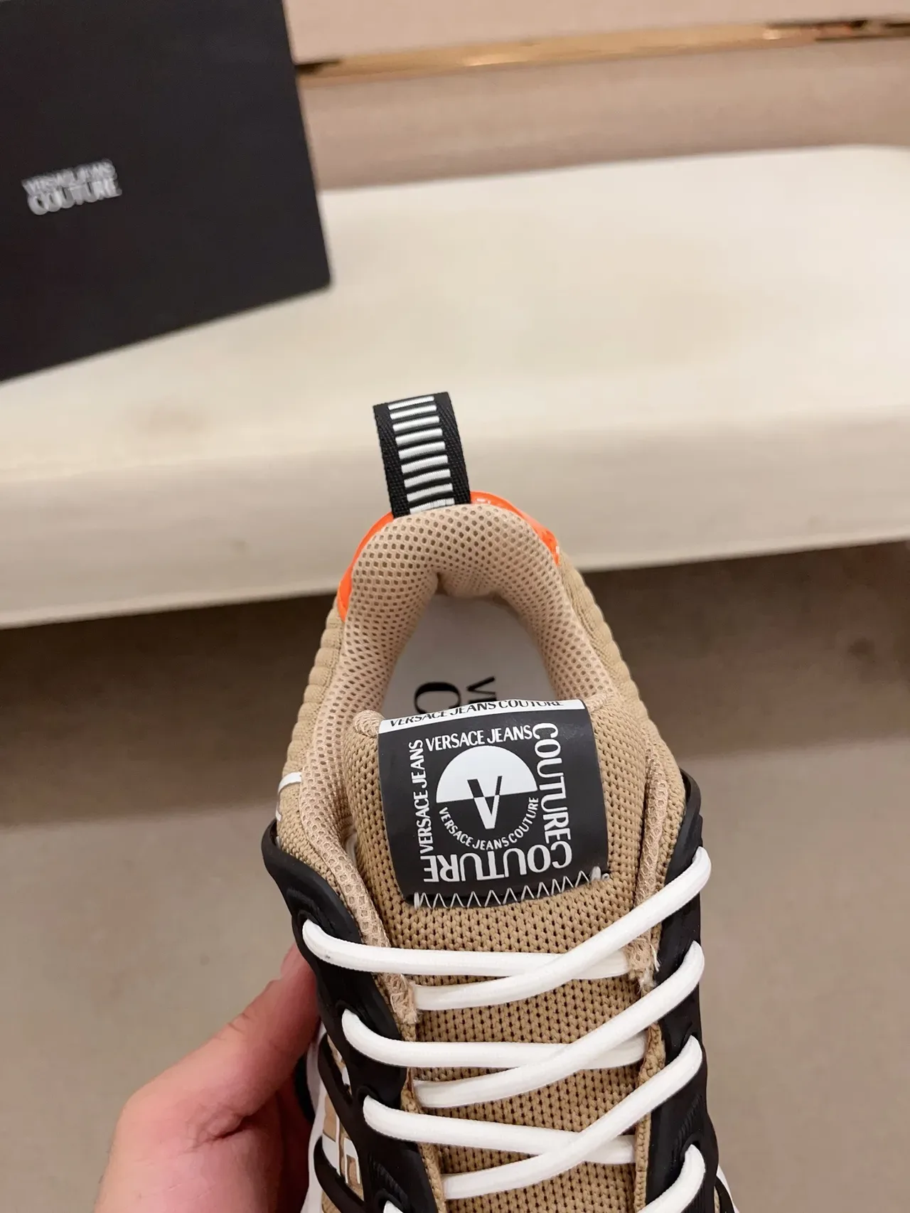 Versace Chain Reaction beige negro blanco naranja zapatillas lifestyle 4