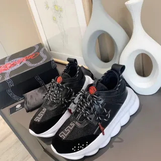 Versace Chain Reaction काली और सफेद चंकी स्नीकर