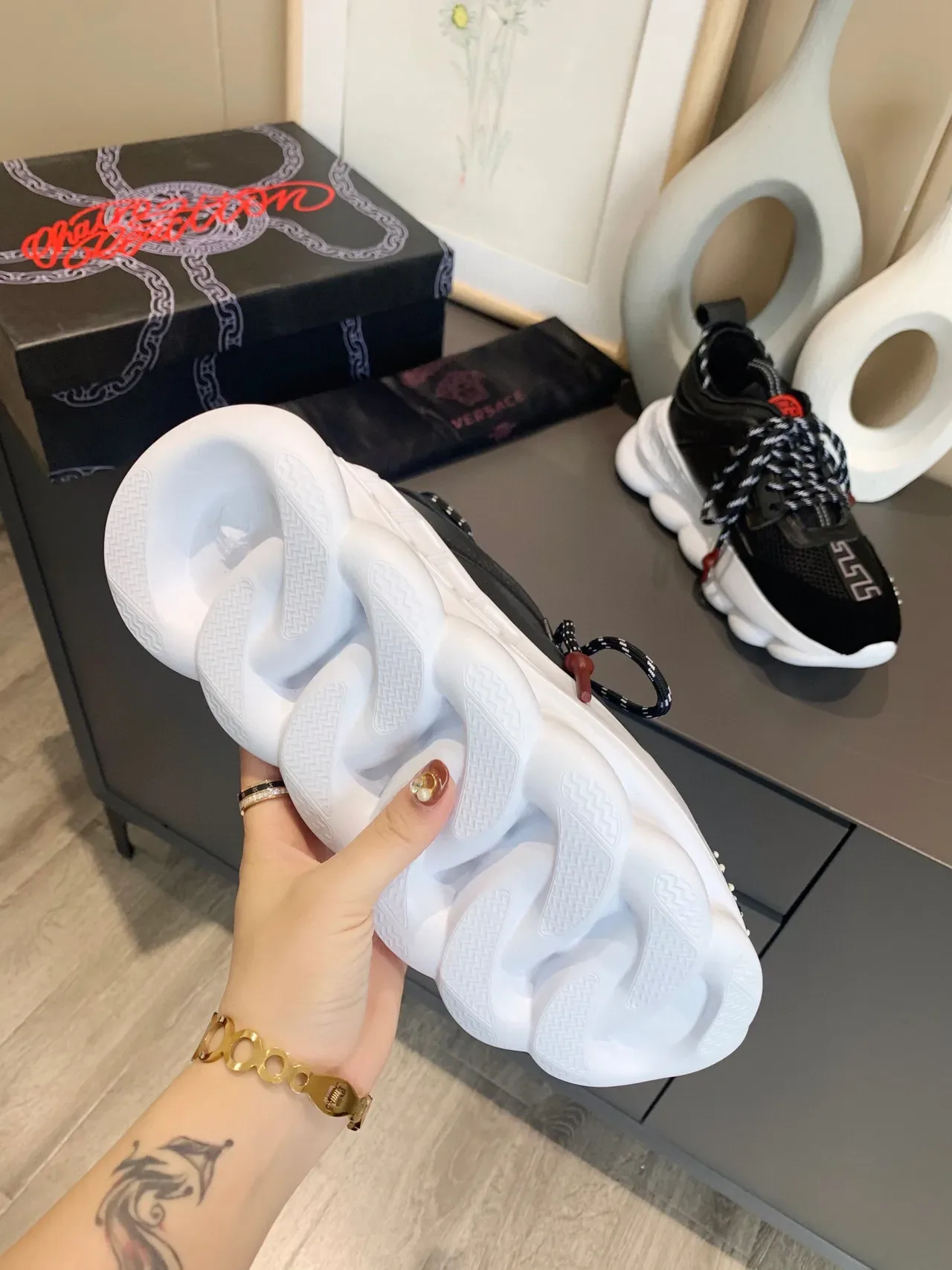 Versace Chain Reaction 黑白厚底运动鞋 2