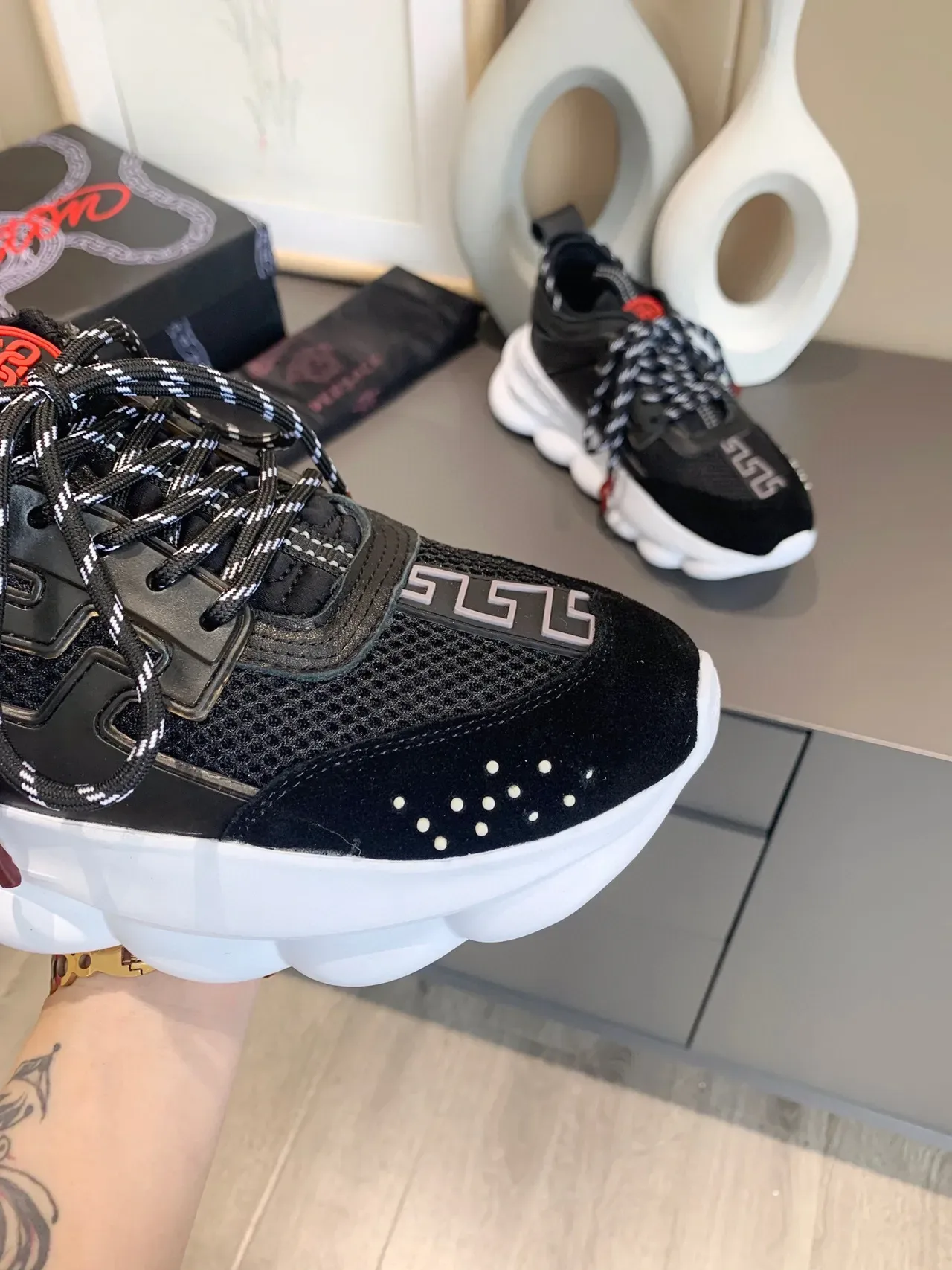 Versace Chain Reaction 黑白厚底运动鞋 3