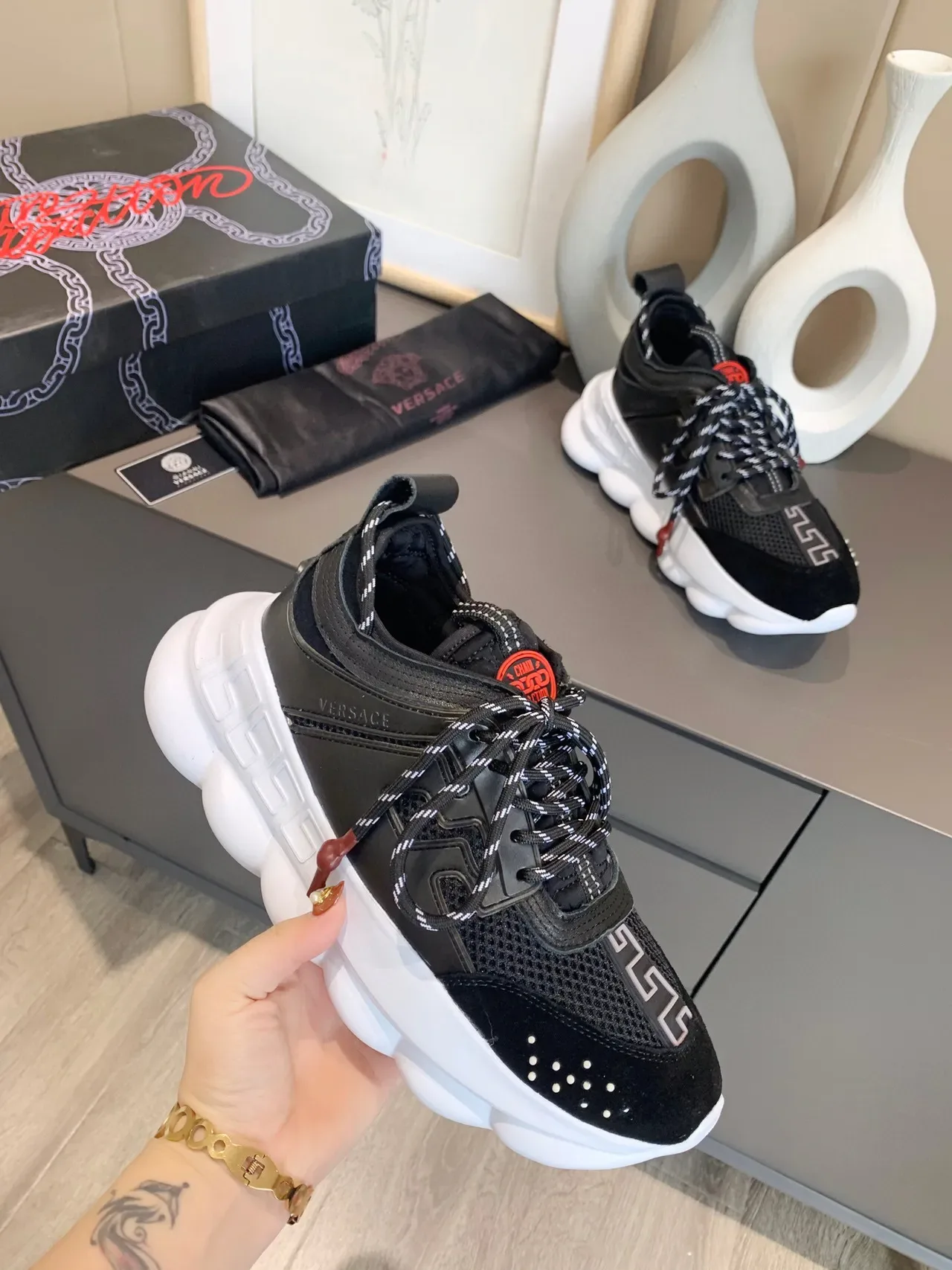 Versace Chain Reaction 黑白厚底运动鞋 8