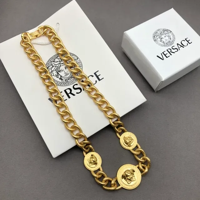 Versace Chain Reaction सोने की चंकी कर्ब मेड्यूसा हेड मेडेलियन्स हार 2