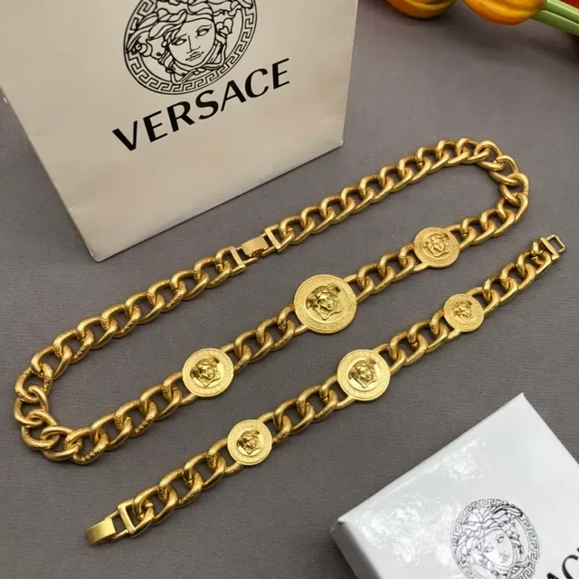 Versace Chain Reaction सोने की चंकी कर्ब मेड्यूसा हेड मेडेलियन्स हार 4