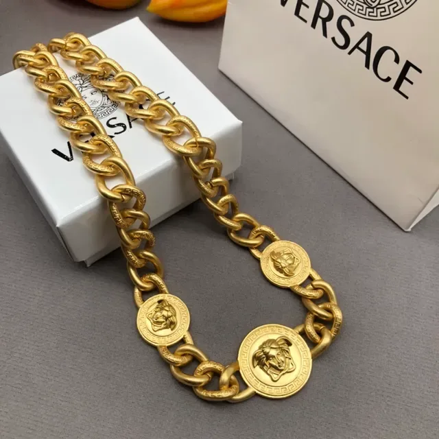 Versace Chain Reaction सोने की चंकी कर्ब मेड्यूसा हेड मेडेलियन्स हार 6