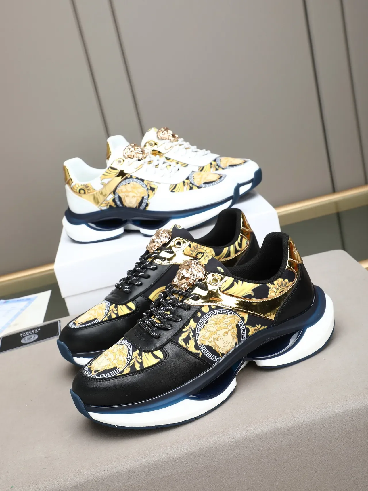 Versace Chain Reaction Medusa طباعة ذهبي أبيض بحري أسلوب حياة سنيكرز 2