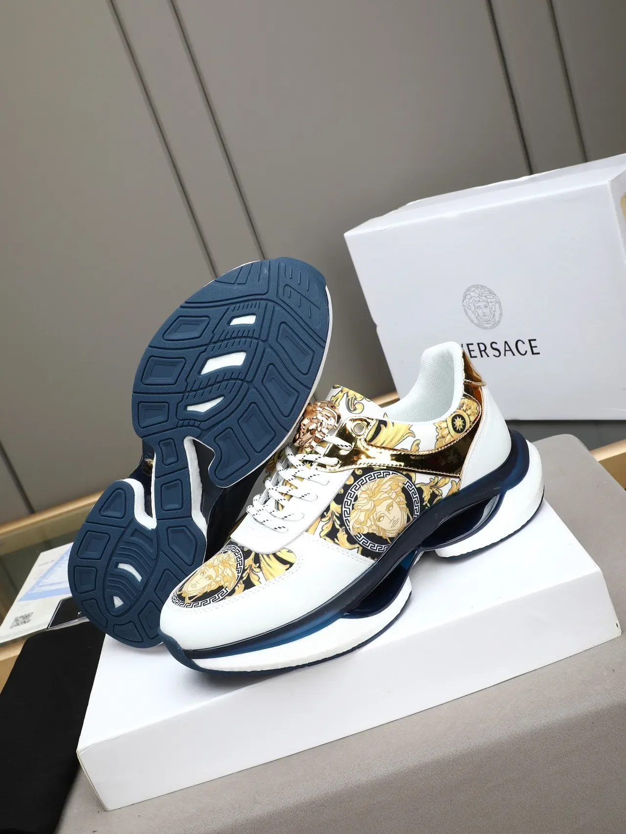 Versace Chain Reaction Medusa طباعة ذهبي أبيض بحري أسلوب حياة سنيكرز 4