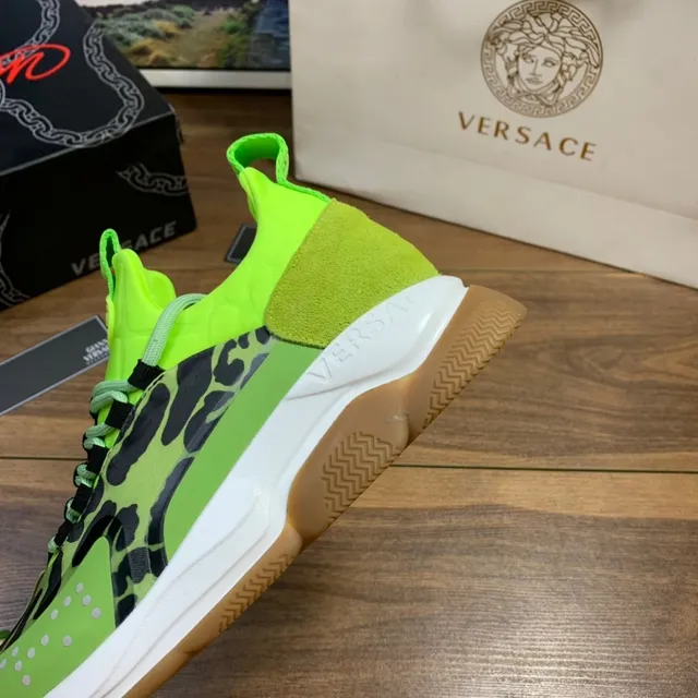 Versace Chain Reaction Zapatos chunky con estampado animal en color verde neón 2