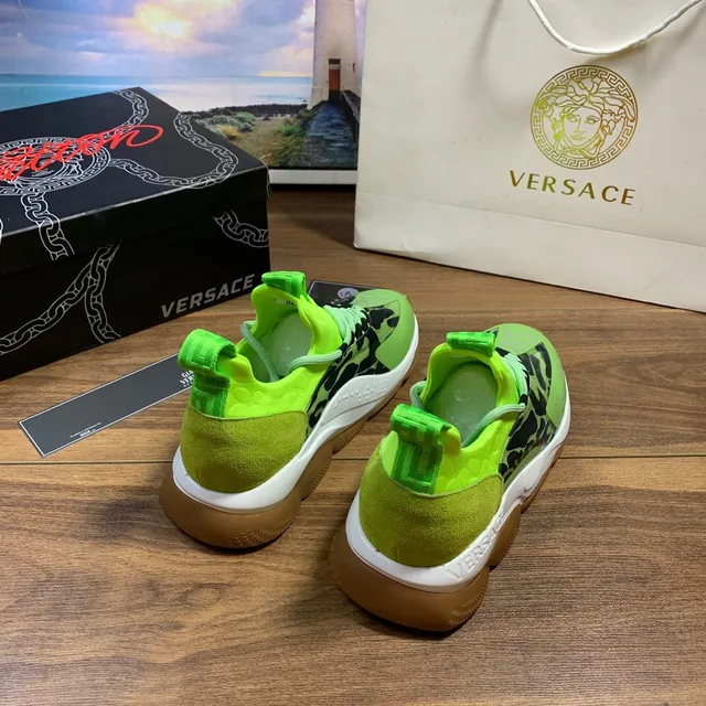 Versace Chain Reaction Zapatos chunky con estampado animal en color verde neón 3
