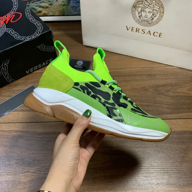 Versace Chain Reaction Zapatos chunky con estampado animal en color verde neón 4
