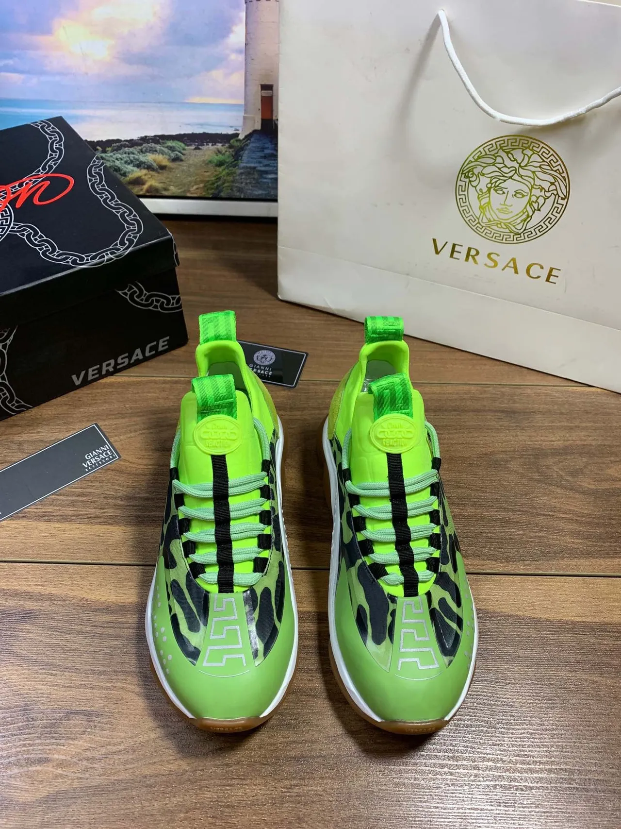 Versace Chain Reaction Zapatos chunky con estampado animal en color verde neón 9