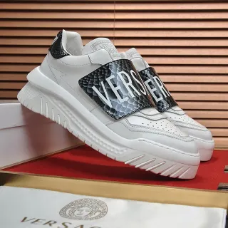 Versace Chain Reaction सफेद और काली सांपों की त्वचा पट्टी लाइफस्टाइल स्नीकर्स