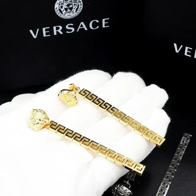 Versace Greca Cabeza de Medusa Pendientes de Gota con Llave Griega en Tono Dorado 4