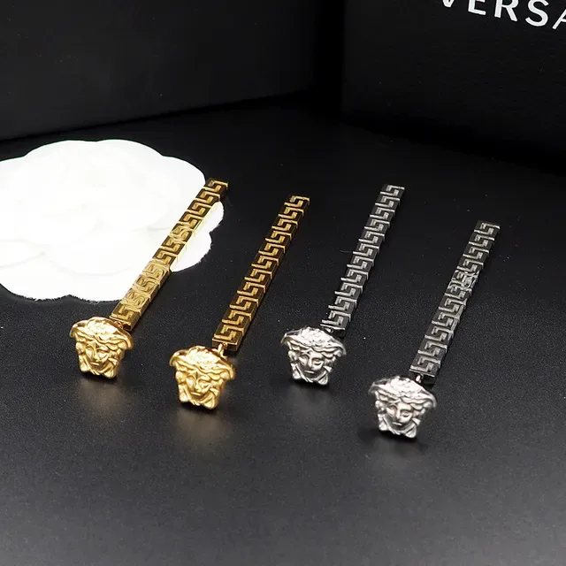 Versace Greca Cabeza de Medusa Pendientes de Gota con Llave Griega en Tono Dorado 5