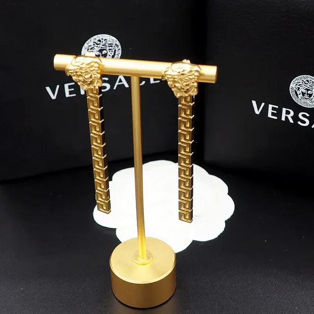 Versace Greca Cabeza de Medusa Pendientes de Gota con Llave Griega en Tono Dorado 7