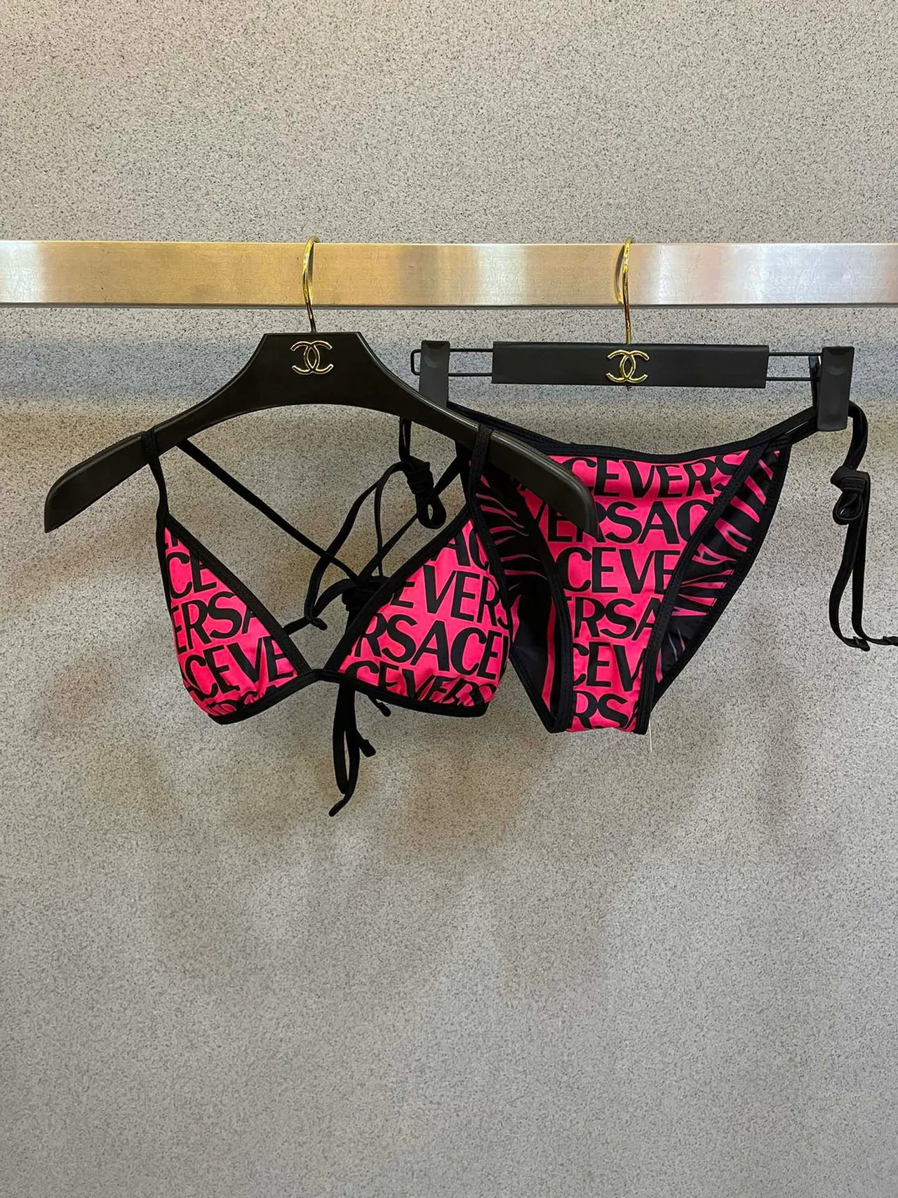 Versace Logo-Print 粉色黑色三角形泳装上衣 2