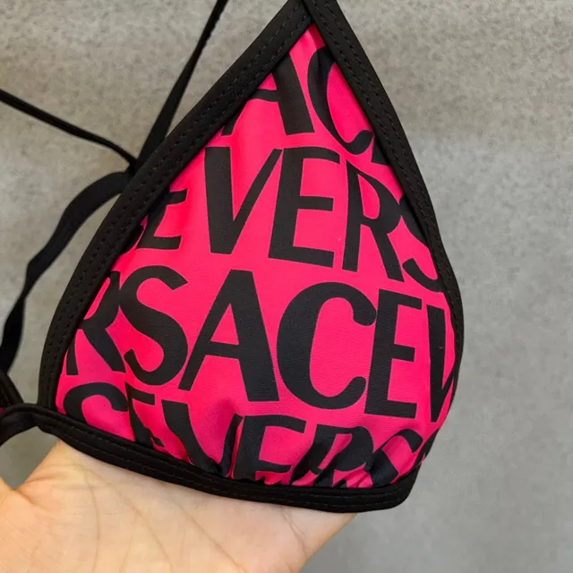 Versace Logo-Print 粉色黑色三角形泳装上衣 8