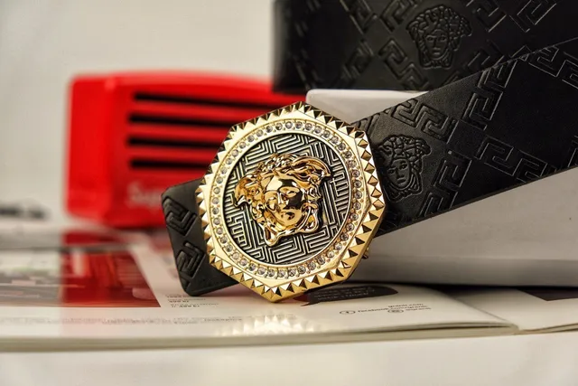 Versace Medusa Belt Cinto preto dourado-tono cristal relevado couro 3