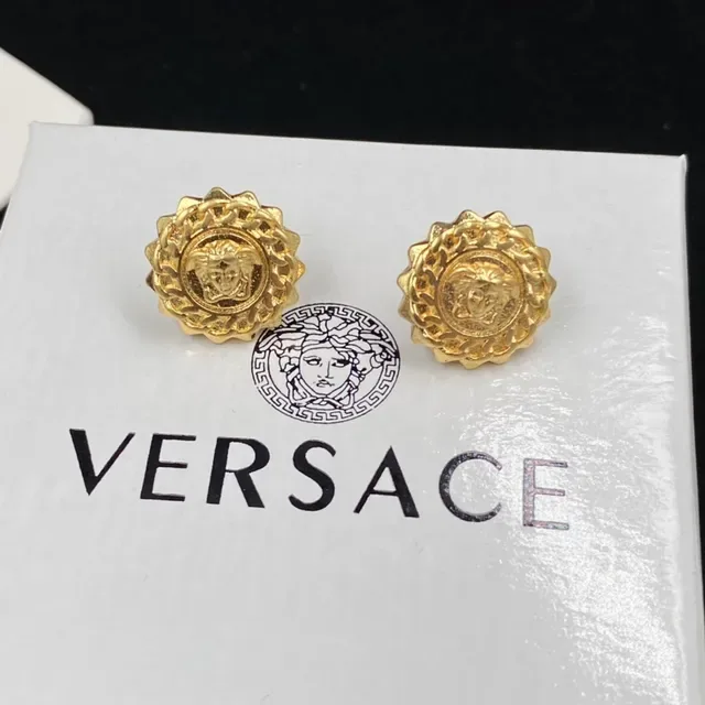 Versace Medusa Medallón Dourado Borda Scallop Brincos 4