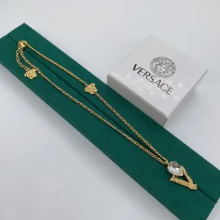 Versace মেডুসা হেড এবং ক্রিস্টাল পেন্ডেন্ট গোল্ড-টোন নেকলেস