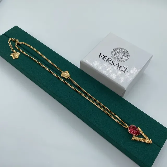 Versace मेडूसा हेड और क्रिस्टल पेंडेंट गोल्ड टोन नेकलेस 5