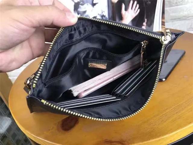 Versace Medusa 黑色压纹皮革信封包 2