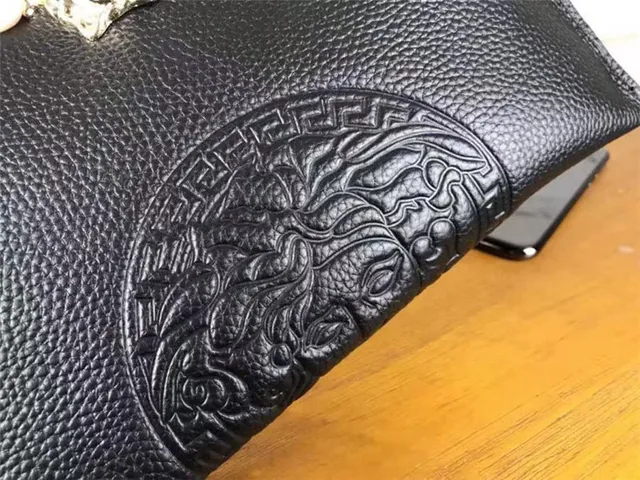 Versace Medusa 黑色压纹皮革信封包 3