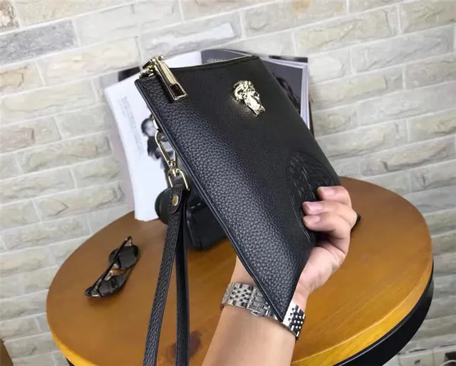 Versace Medusa 黑色压纹皮革信封包 4