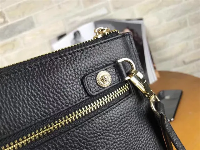 Versace Medusa 黑色压纹皮革信封包 5