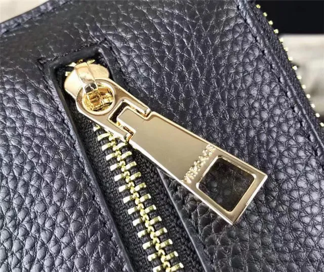 Versace Medusa 黑色压纹皮革信封包 6