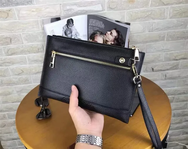 Versace Medusa 黑色压纹皮革信封包 7