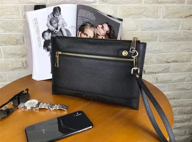 Versace Medusa 黑色压纹皮革信封包 9