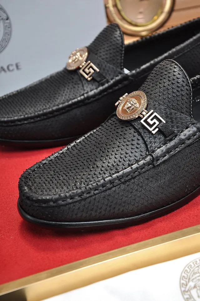 Versace Odissea Noir Doré Cuir Texturé Medusa-Greca Medallion métallique Loafer 3