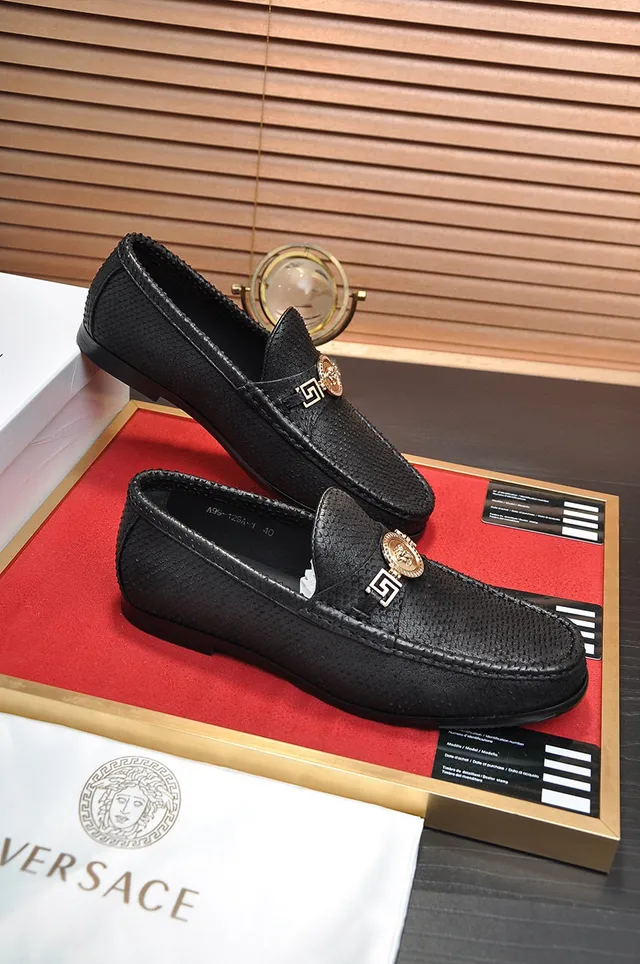 Versace Odissea Noir Doré Cuir Texturé Medusa-Greca Medallion métallique Loafer 4