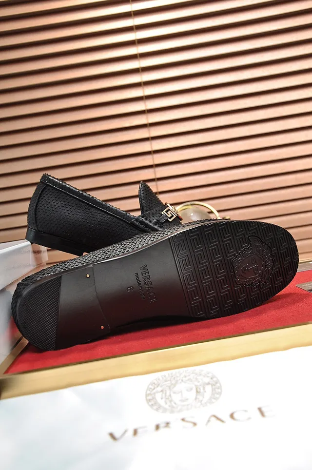 Versace Odissea Noir Doré Cuir Texturé Medusa-Greca Medallion métallique Loafer 5