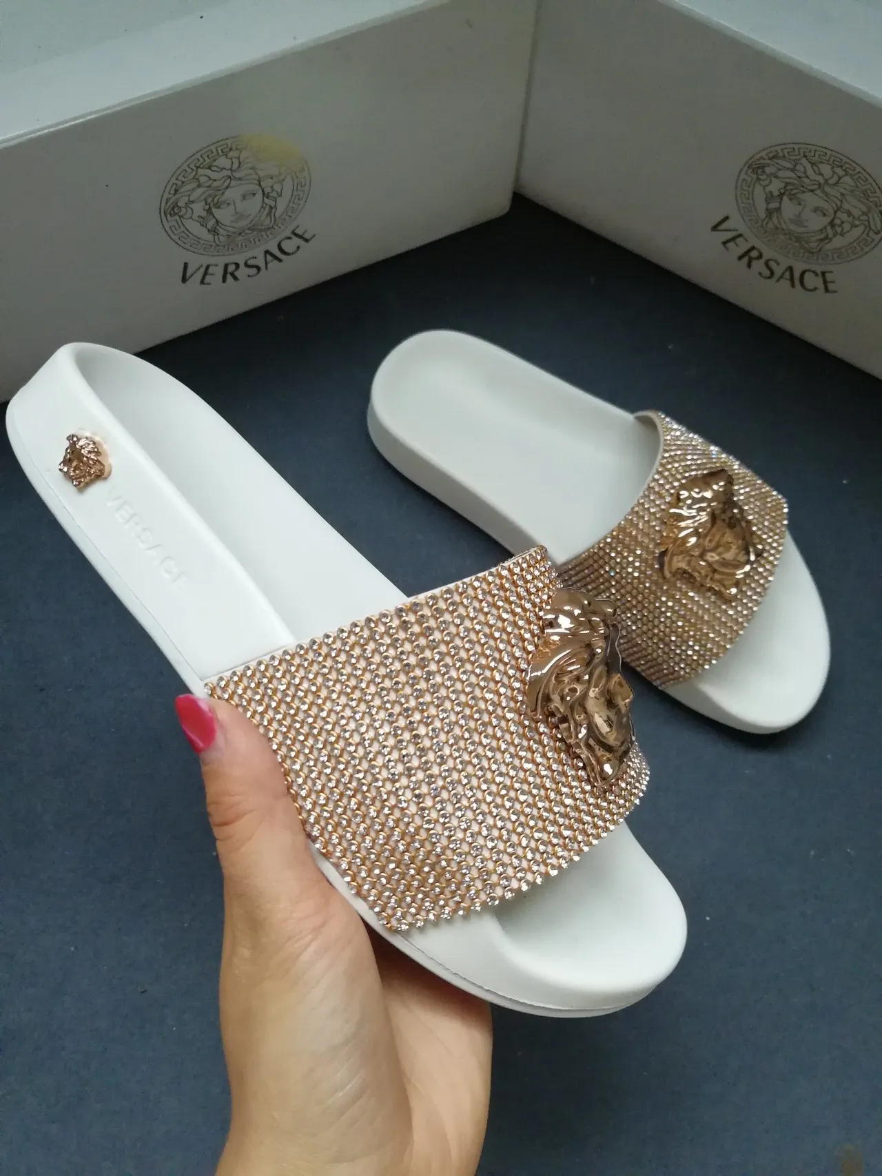 Versace Odissea সাদা সোনা Crystal-Pavé স্ট্র্যাপ Medusa Head স্লিপার 3