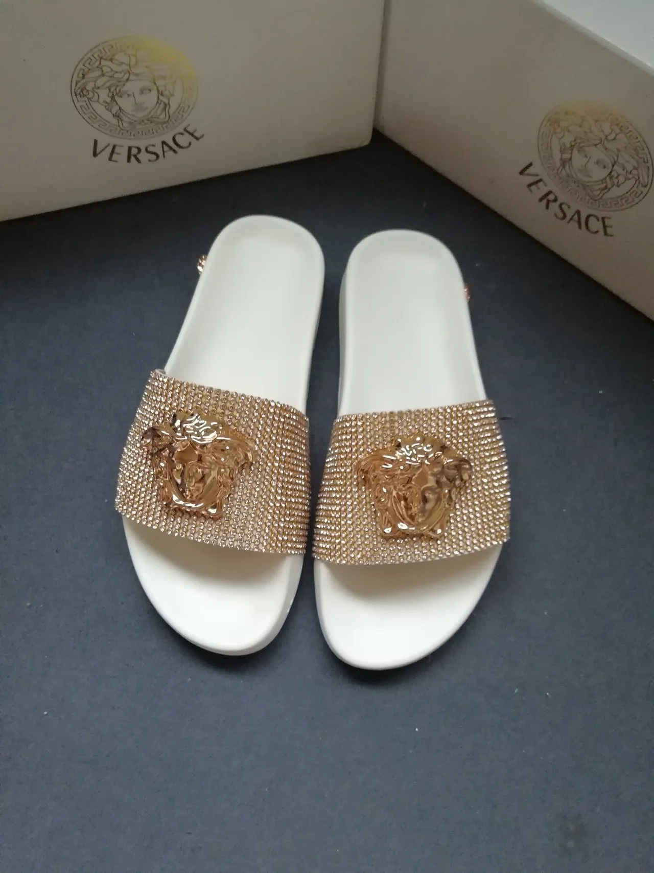 Versace Odissea সাদা সোনা Crystal-Pavé স্ট্র্যাপ Medusa Head স্লিপার 5