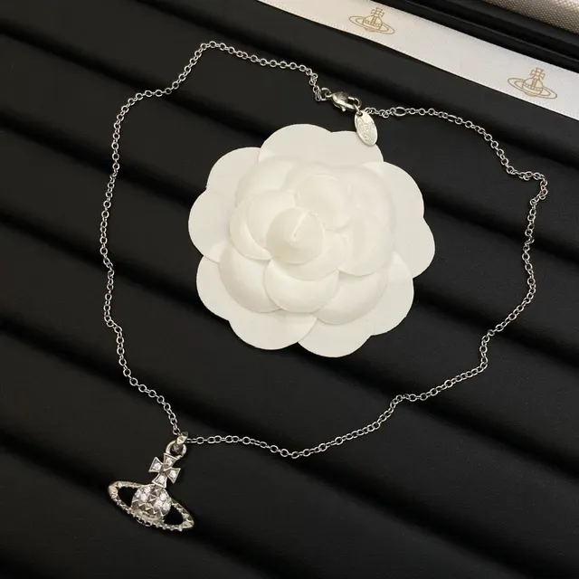 Vivienne Westwood Collar Classic Orb Pavé Cristal Tono Plateado 3