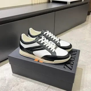 Zegna काला सफेद चमड़ा पैनलिंग वक्र साइड स्ट्राइप डिटेल लाइफस्टाइल स्नीकर