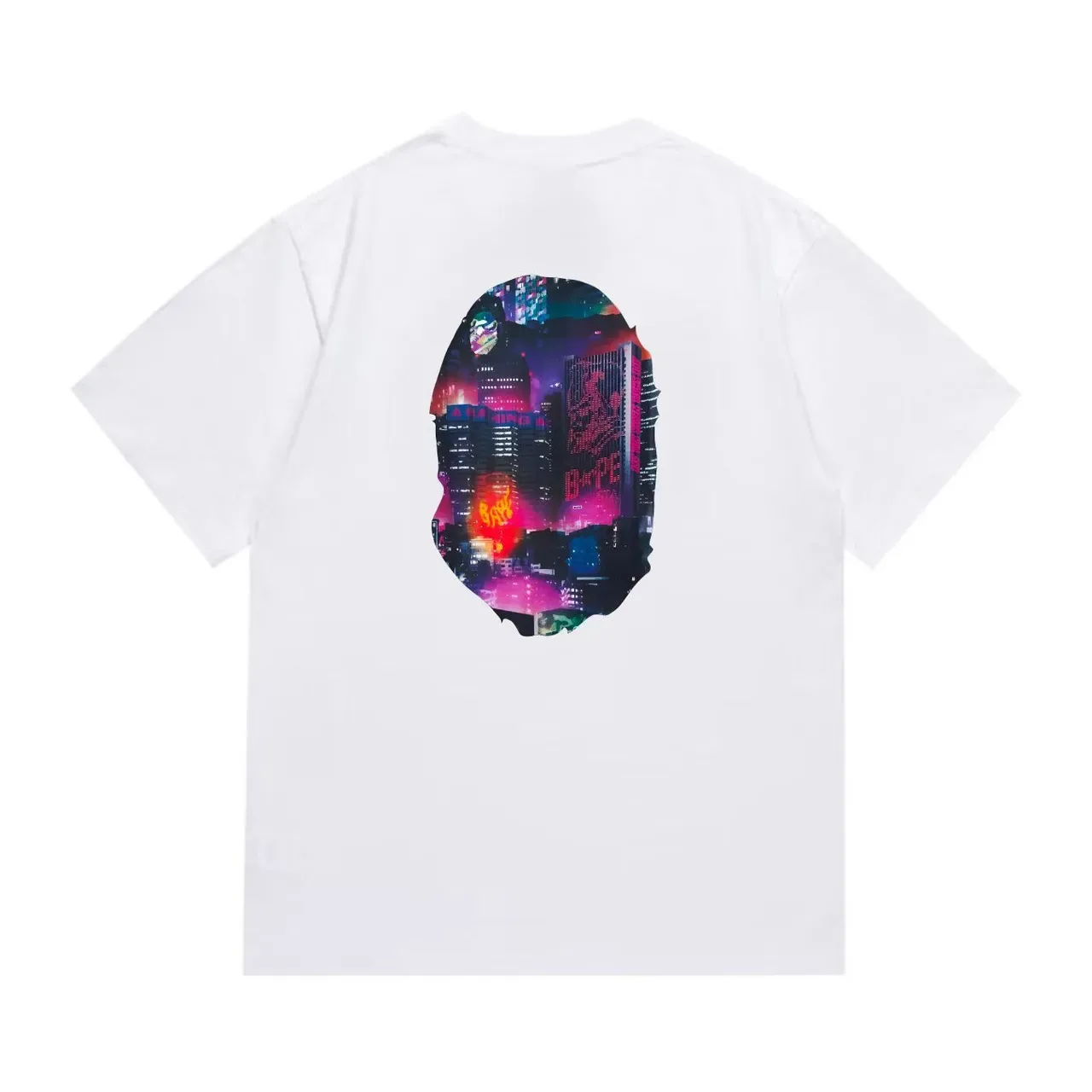 Camiseta A Bathing Ape con estampado gráfico de cabeza de mono y paisaje urbano neón 2