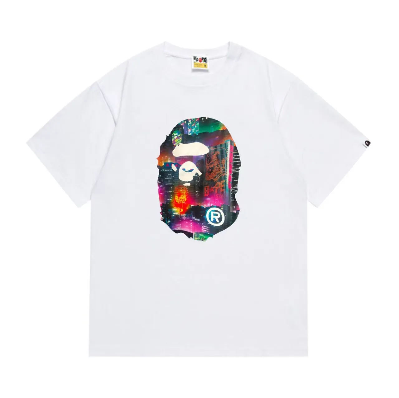 Camiseta A Bathing Ape con estampado gráfico de cabeza de mono y paisaje urbano neón 3
