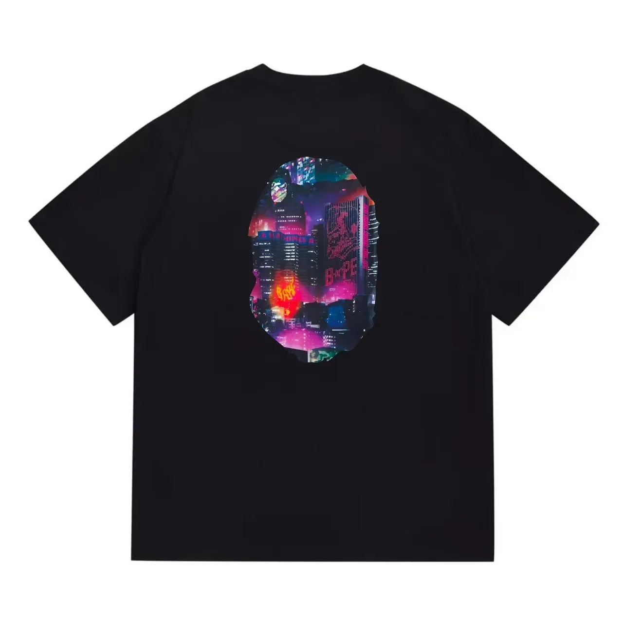 Camiseta A Bathing Ape con estampado gráfico de cabeza de mono y paisaje urbano neón 5