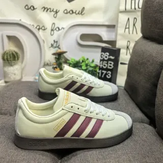 Adidas 米色酒红低帮三条纹侧面板生活方式运动鞋